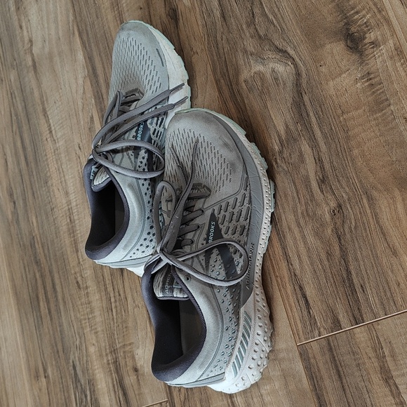 EUC Brooks Adrenaline 21 running shoes - Picture 3 of 9